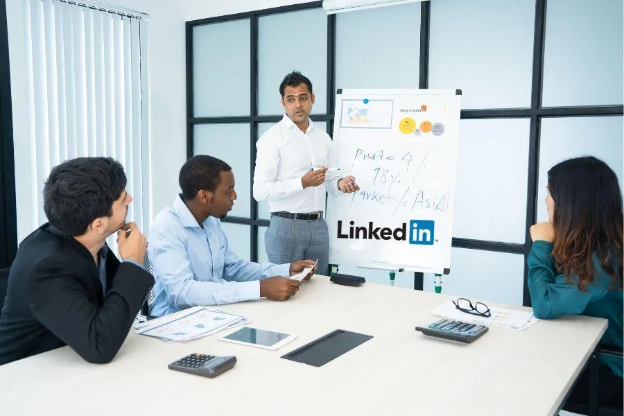 링크드인 LinkedIn 오가닉과 광고, 무엇이 더 중요할까? B2B 고객 여정으로 이해하는 가장 효과적인 운영 전략
