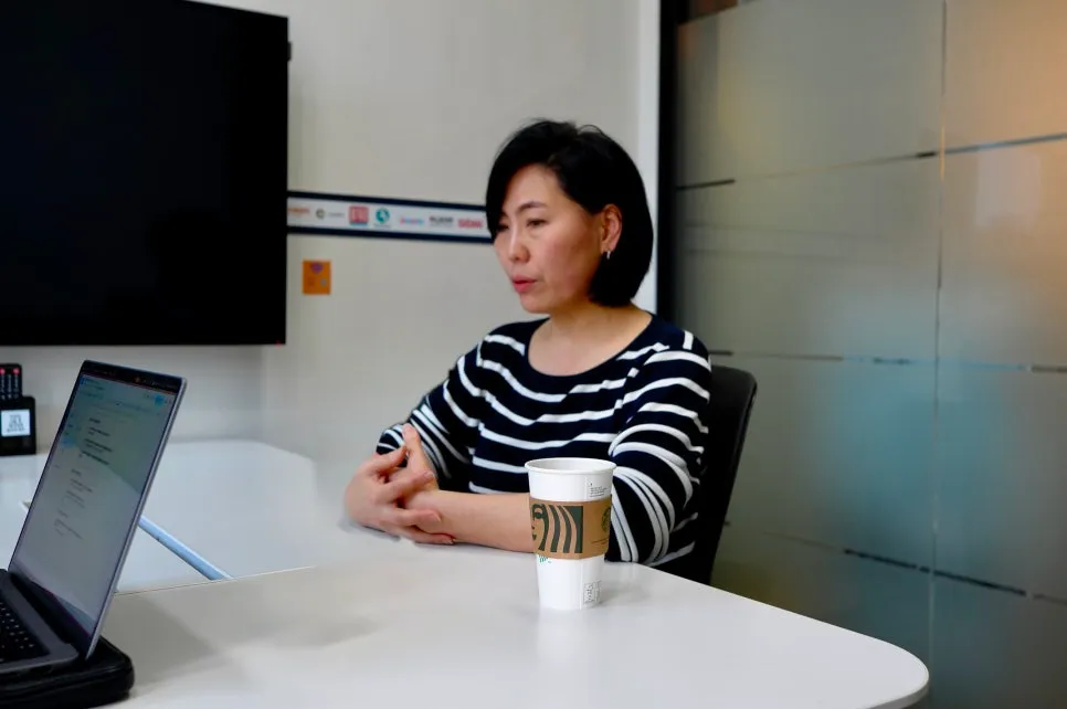 메텔과 인터뷰를 하고 있는 땡스카본 김해원 대표